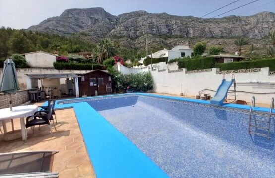 Chalet con piscina y vistas Montgó